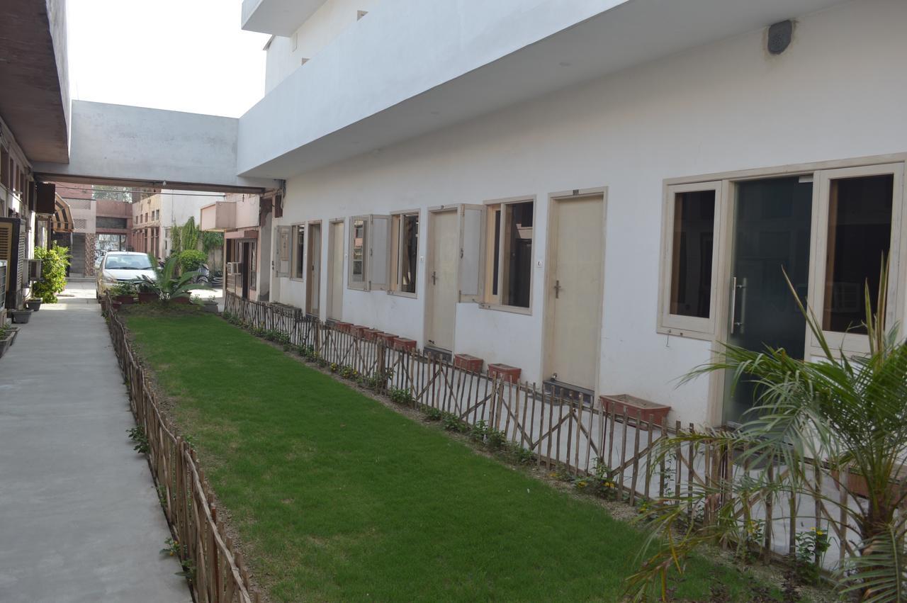 Hotel Palace Amritsar Exterior photo