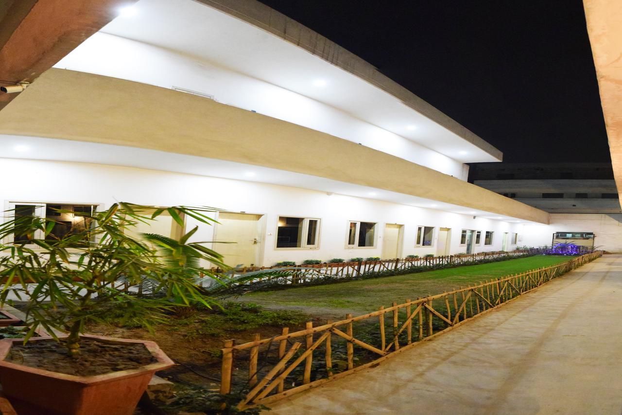 Hotel Palace Amritsar Exterior photo